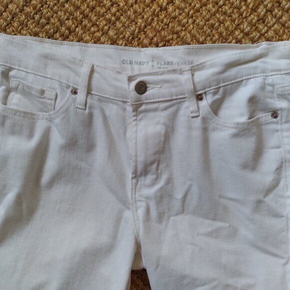 White Old Navy Cropped Ankle Flare Jeans -Very Hard To Find Size 10 - Picture 3 of 3